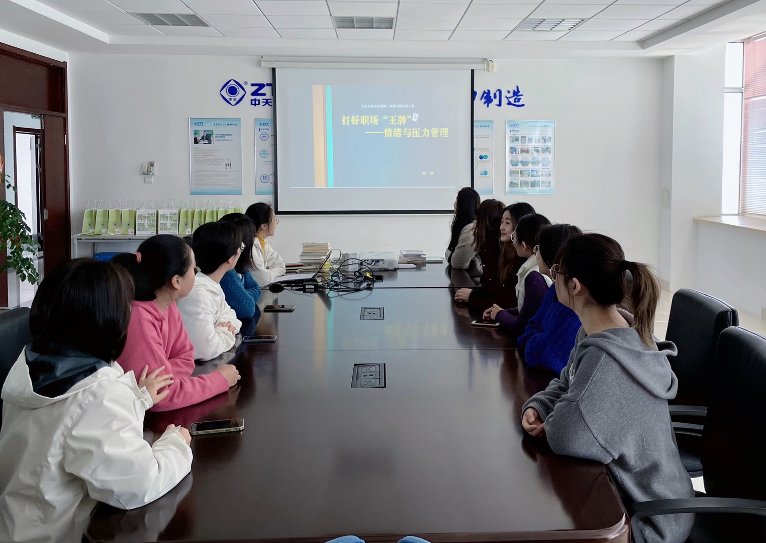 ΰ�¹���(victor1946)�ٷ���վ-Officials Website